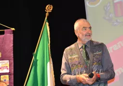 VI Novembre - Mattinata con il generale Cravarezza e la consegna del Tricolore alle scuolaresche da parte del Lions Club Busca e Valli